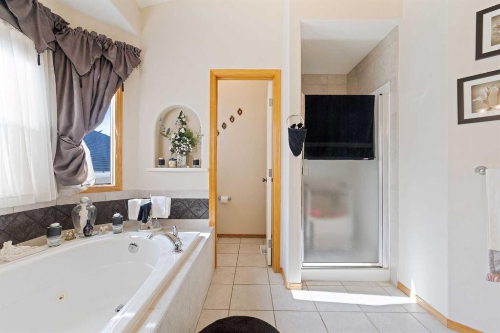 16 Arbour Estates View Nw, Calgary, AB - Indoor Photo Showing Bathroom