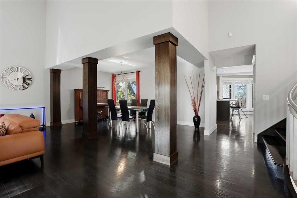 311 Coach Light Bay Sw, Calgary, AB - Indoor Photo Showing Living Room