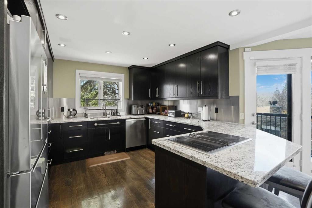 311 Coach Light Bay Sw, Calgary, AB - Indoor Photo Showing Kitchen With Double Sink With Upgraded Kitchen