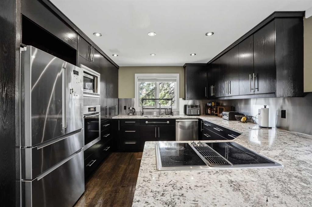 311 Coach Light Bay Sw, Calgary, AB - Indoor Photo Showing Kitchen With Stainless Steel Kitchen