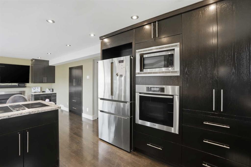 311 Coach Light Bay Sw, Calgary, AB - Indoor Photo Showing Kitchen With Stainless Steel Kitchen