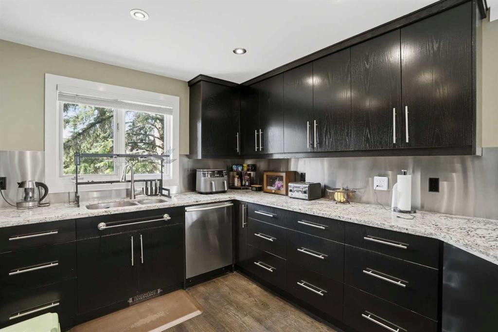 311 Coach Light Bay Sw, Calgary, AB - Indoor Photo Showing Kitchen With Double Sink With Upgraded Kitchen