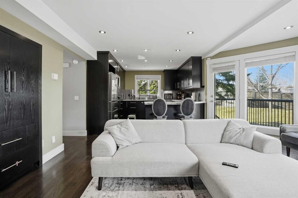 311 Coach Light Bay Sw, Calgary, AB - Indoor Photo Showing Living Room