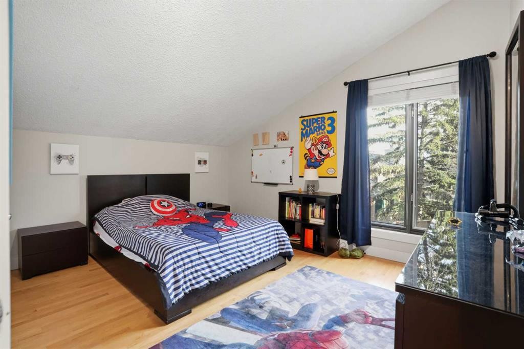 311 Coach Light Bay Sw, Calgary, AB - Indoor Photo Showing Bedroom