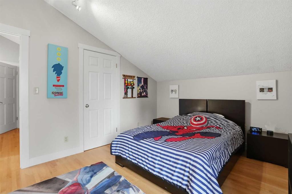 311 Coach Light Bay Sw, Calgary, AB - Indoor Photo Showing Bedroom