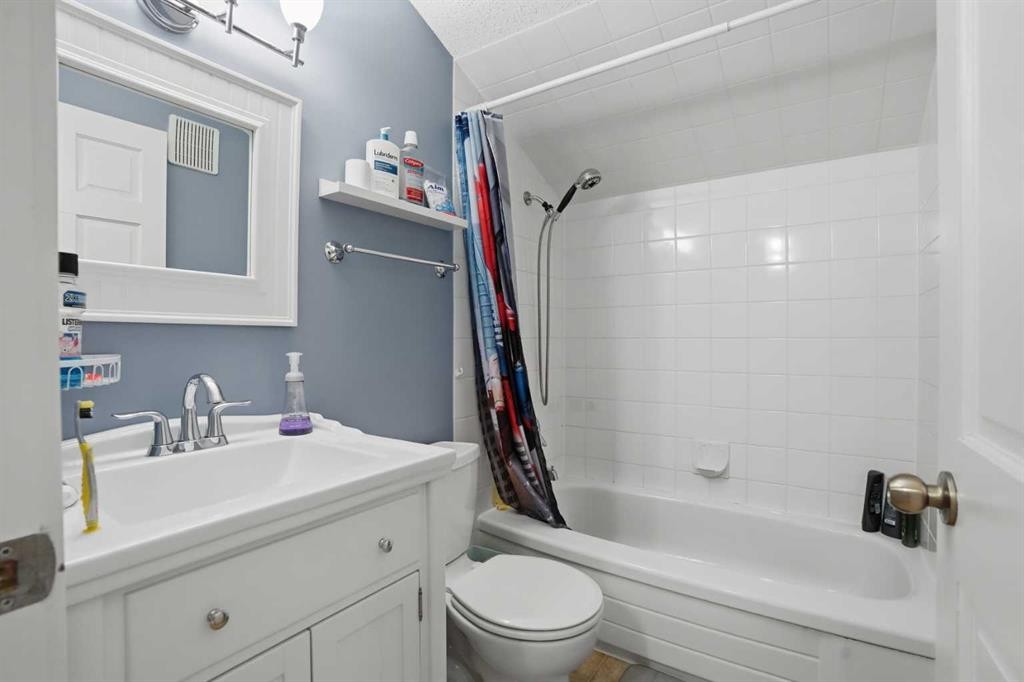 311 Coach Light Bay Sw, Calgary, AB - Indoor Photo Showing Bathroom