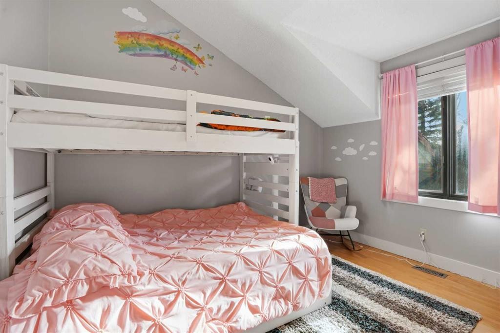 311 Coach Light Bay Sw, Calgary, AB - Indoor Photo Showing Bedroom