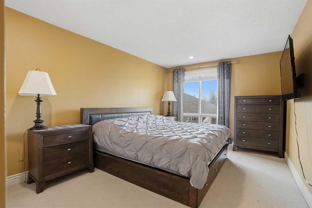 311 Coach Light Bay Sw, Calgary, AB - Indoor Photo Showing Bedroom