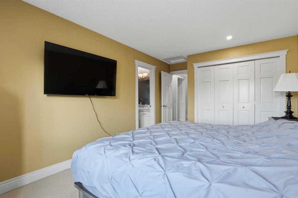 311 Coach Light Bay Sw, Calgary, AB - Indoor Photo Showing Bedroom
