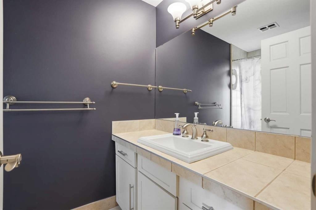 311 Coach Light Bay Sw, Calgary, AB - Indoor Photo Showing Bathroom