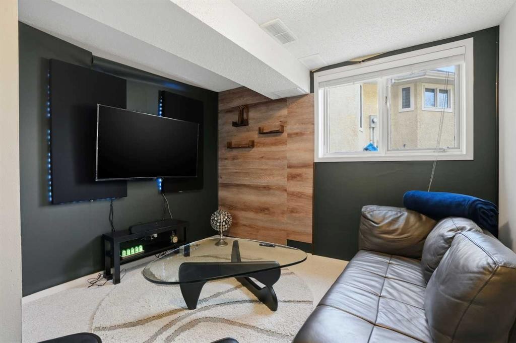 311 Coach Light Bay Sw, Calgary, AB - Indoor