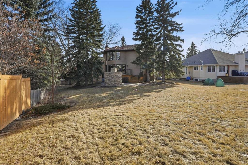 311 Coach Light Bay Sw, Calgary, AB - Outdoor