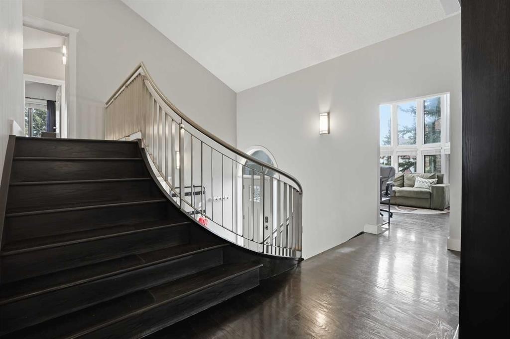 311 Coach Light Bay Sw, Calgary, AB - Indoor Photo Showing Other Room