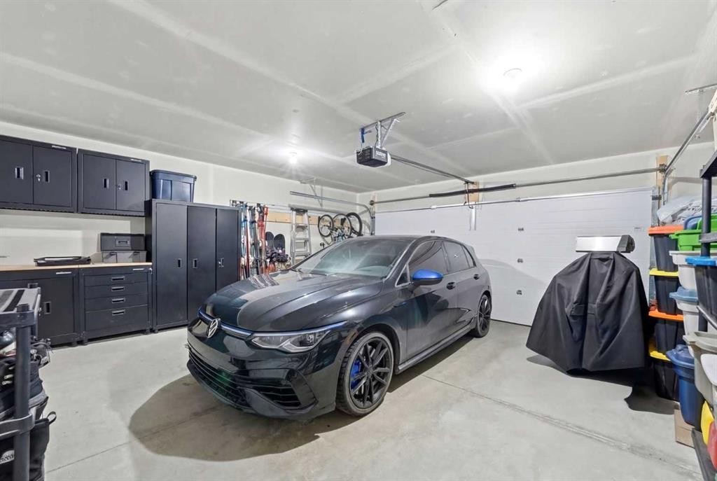 66 Evanscrest Manor Nw, Calgary, AB - Indoor Photo Showing Garage