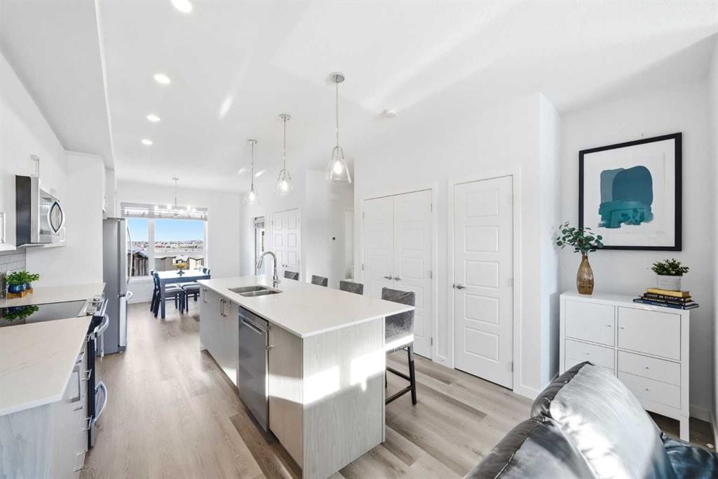 66 Evanscrest Manor Nw, Calgary, AB - Indoor Photo Showing Kitchen With Double Sink With Upgraded Kitchen