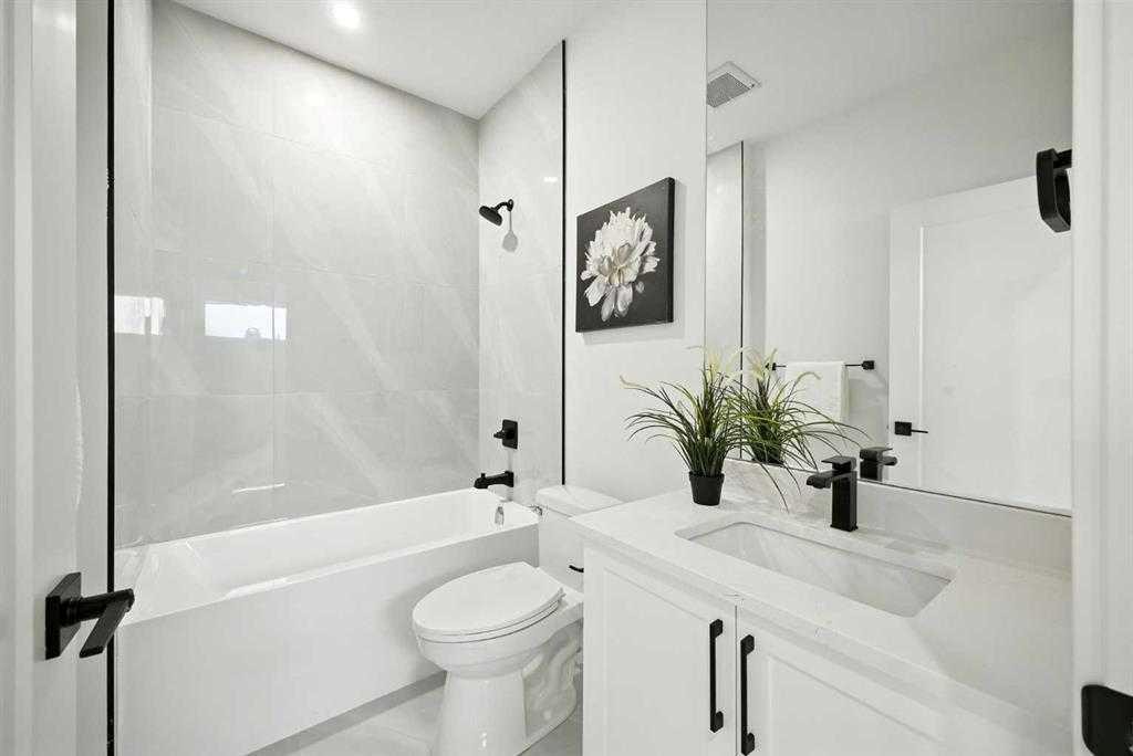 926 21 Avenue Nw, Calgary, AB - Indoor Photo Showing Bathroom