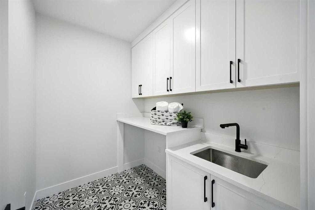 926 21 Avenue Nw, Calgary, AB - Indoor Photo Showing Kitchen