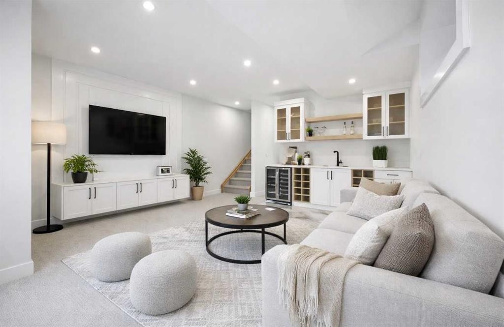 926 21 Avenue Nw, Calgary, AB - Indoor Photo Showing Living Room