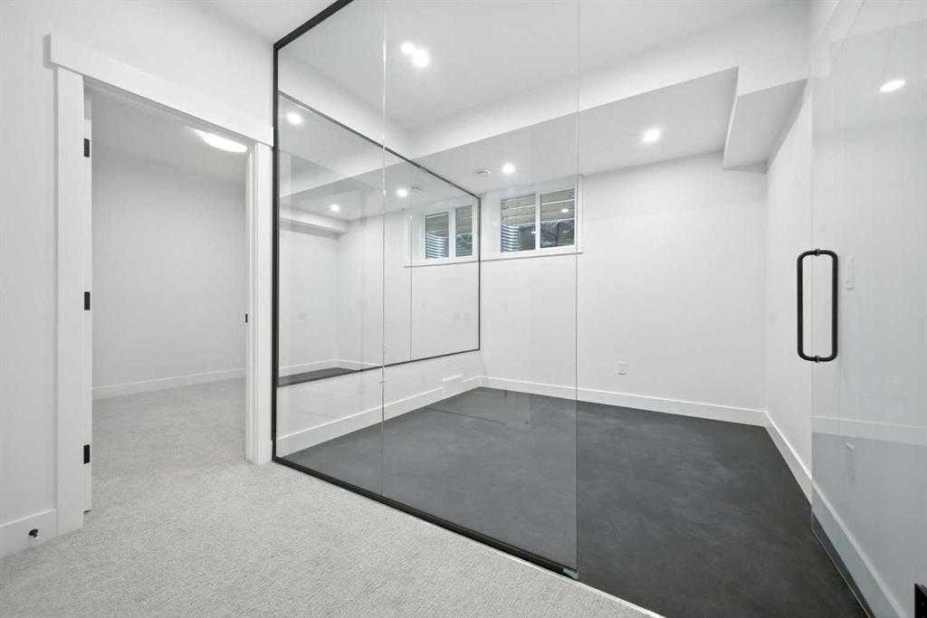 926 21 Avenue Nw, Calgary, AB - Indoor Photo Showing Other Room