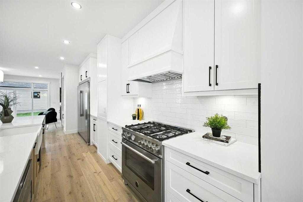 926 21 Avenue Nw, Calgary, AB - Indoor Photo Showing Kitchen With Upgraded Kitchen