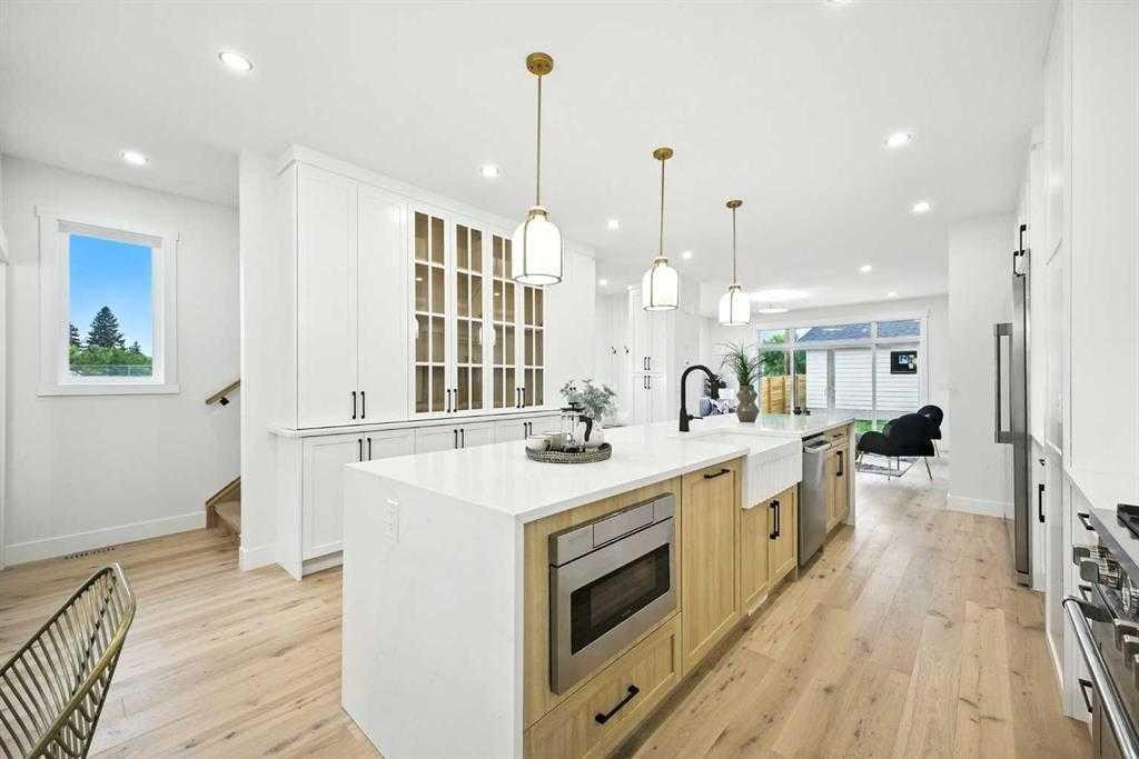 926 21 Avenue Nw, Calgary, AB - Indoor Photo Showing Kitchen With Upgraded Kitchen