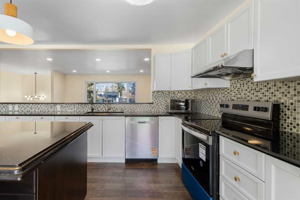 95 Silver Brook Drive Nw, Calgary, AB - Indoor Photo Showing Kitchen