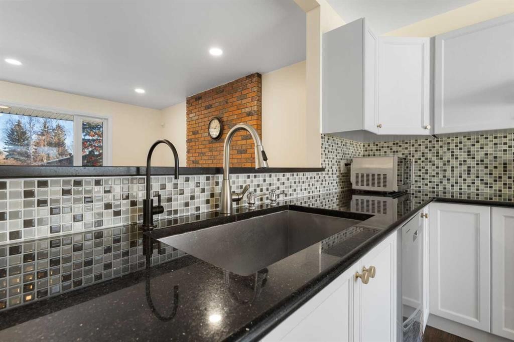 95 Silver Brook Drive Nw, Calgary, AB - Indoor Photo Showing Kitchen With Upgraded Kitchen