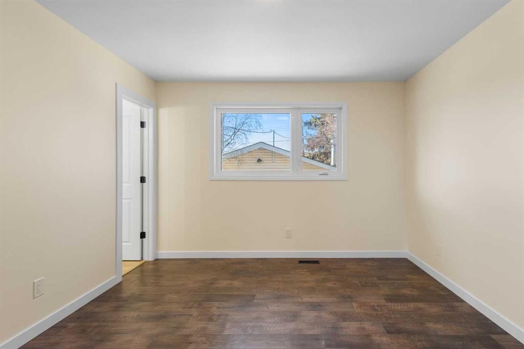 95 Silver Brook Drive Nw, Calgary, AB - Indoor Photo Showing Other Room