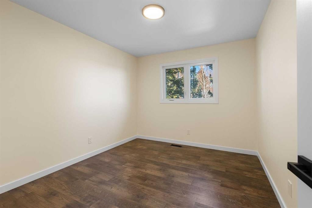 95 Silver Brook Drive Nw, Calgary, AB - Indoor Photo Showing Bathroom