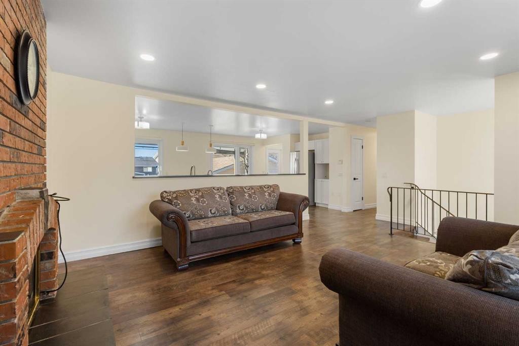 95 Silver Brook Drive Nw, Calgary, AB - Indoor Photo Showing Living Room