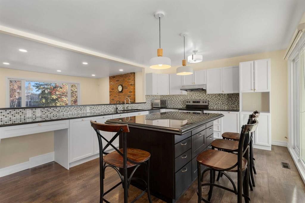 95 Silver Brook Drive Nw, Calgary, AB - Indoor Photo Showing Kitchen With Upgraded Kitchen