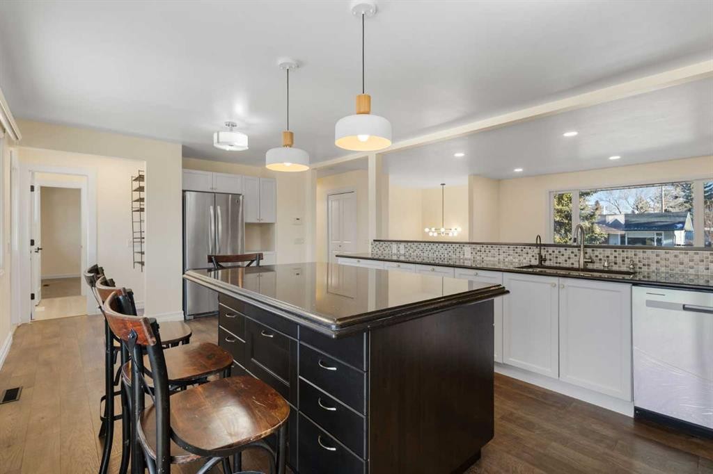 95 Silver Brook Drive Nw, Calgary, AB - Indoor Photo Showing Kitchen With Upgraded Kitchen