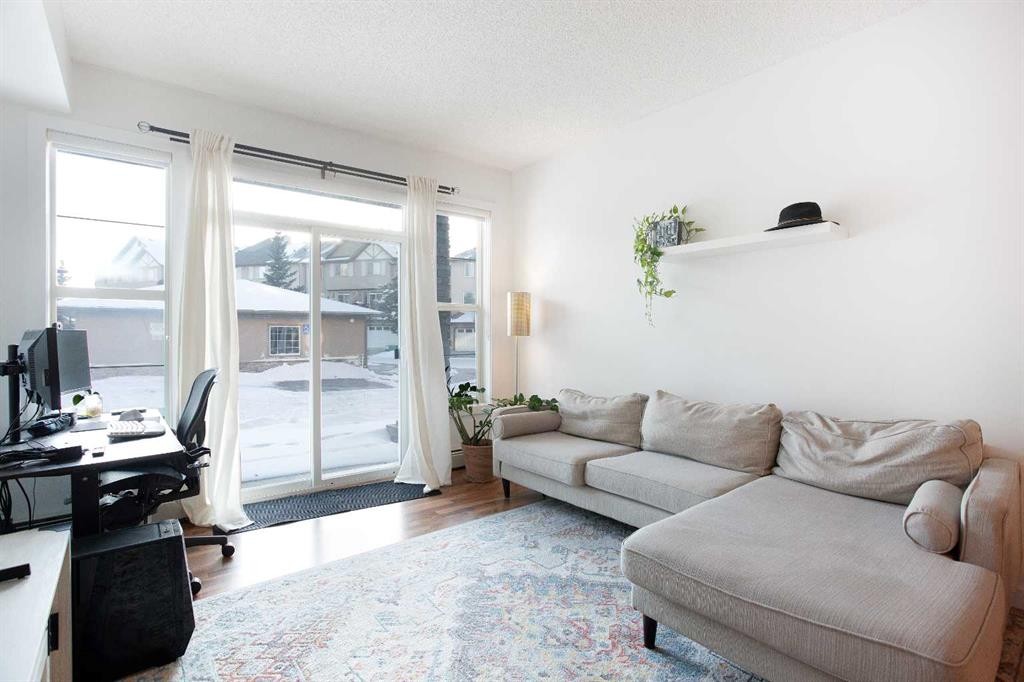 1116-211 Aspen Stone Boulevard Sw, Calgary, AB - Indoor Photo Showing Living Room