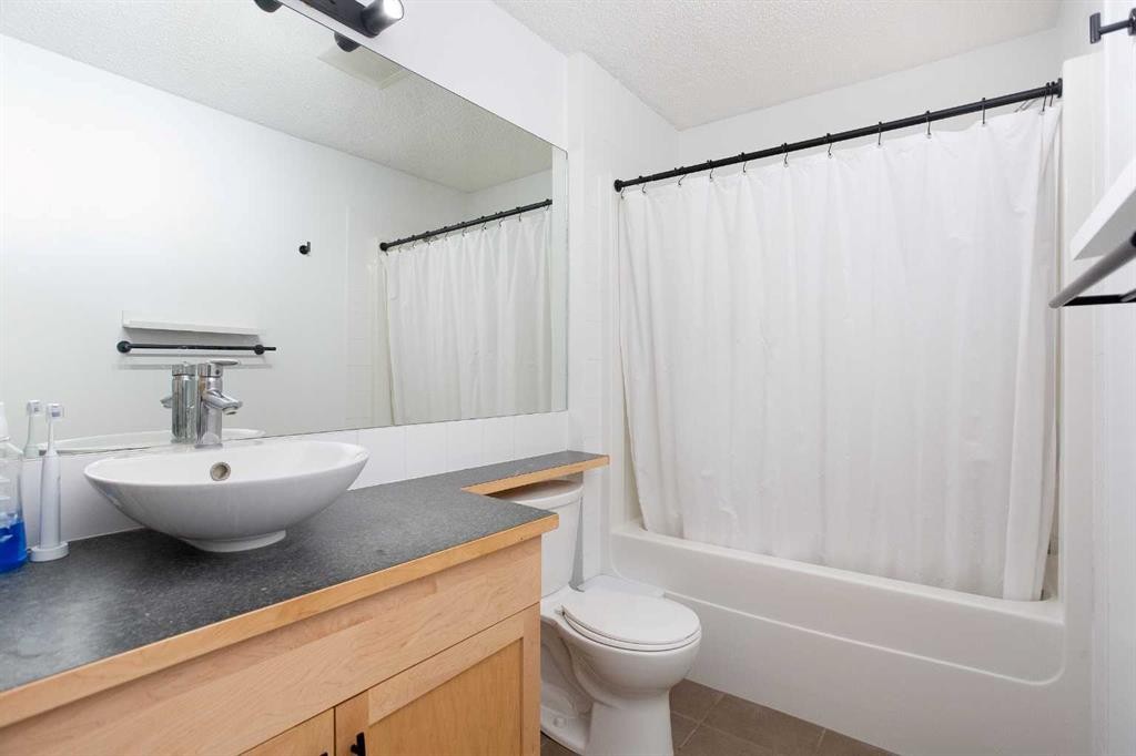 1116-211 Aspen Stone Boulevard Sw, Calgary, AB - Indoor Photo Showing Bathroom