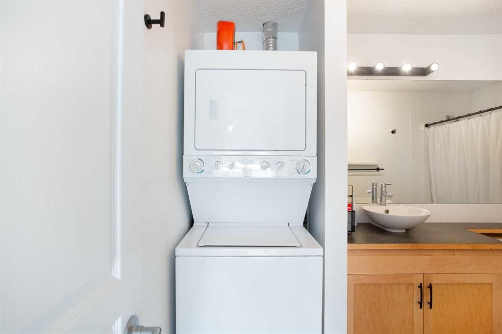 1116-211 Aspen Stone Boulevard Sw, Calgary, AB - Indoor Photo Showing Laundry Room