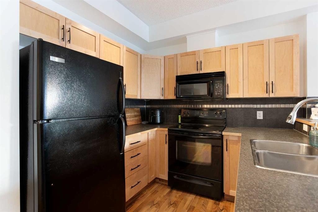 1116-211 Aspen Stone Boulevard Sw, Calgary, AB - Indoor Photo Showing Kitchen With Double Sink