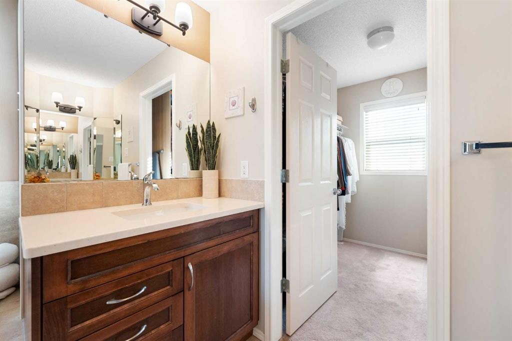 185 Auburn Glen Circle Se, Calgary, AB - Indoor Photo Showing Bathroom