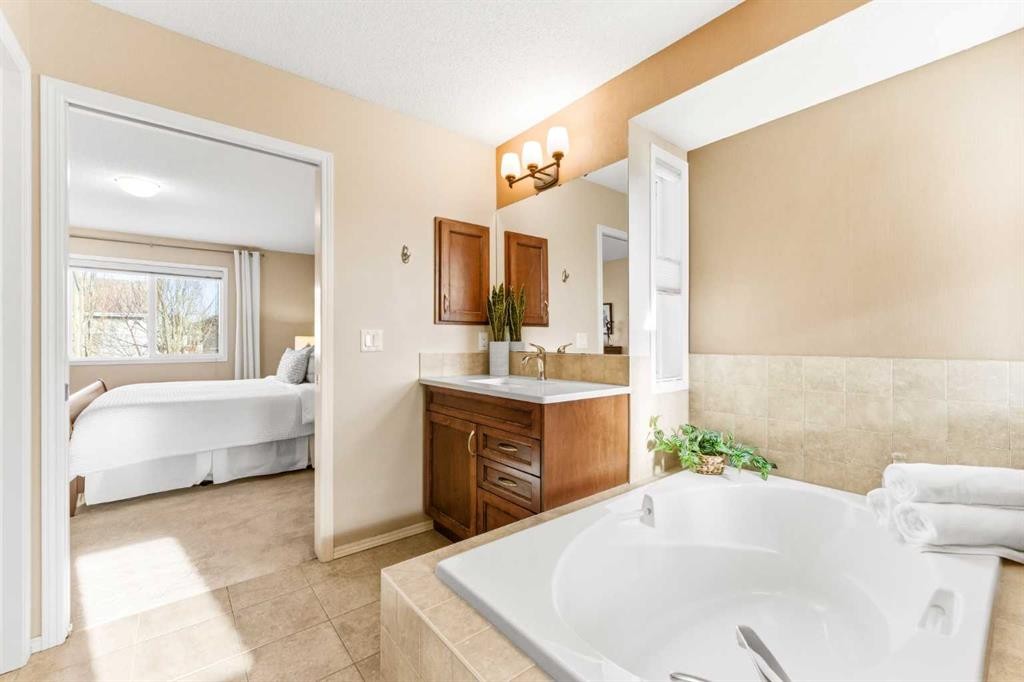 185 Auburn Glen Circle Se, Calgary, AB - Indoor Photo Showing Bathroom