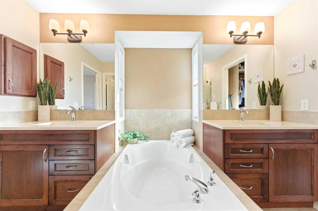 185 Auburn Glen Circle Se, Calgary, AB - Indoor Photo Showing Bathroom