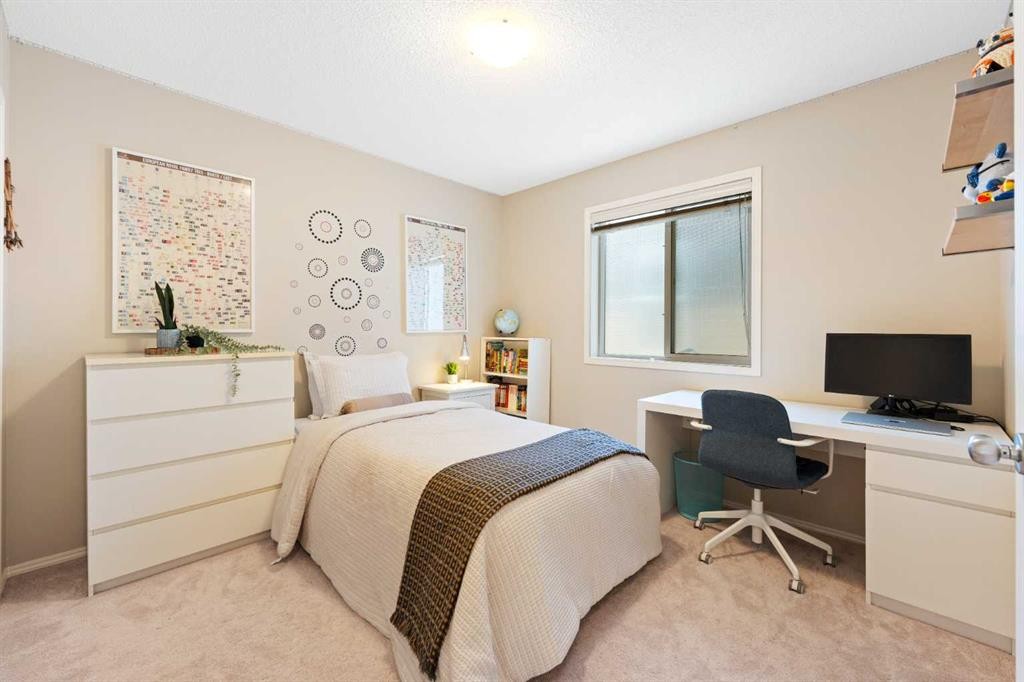 185 Auburn Glen Circle Se, Calgary, AB - Indoor Photo Showing Bedroom