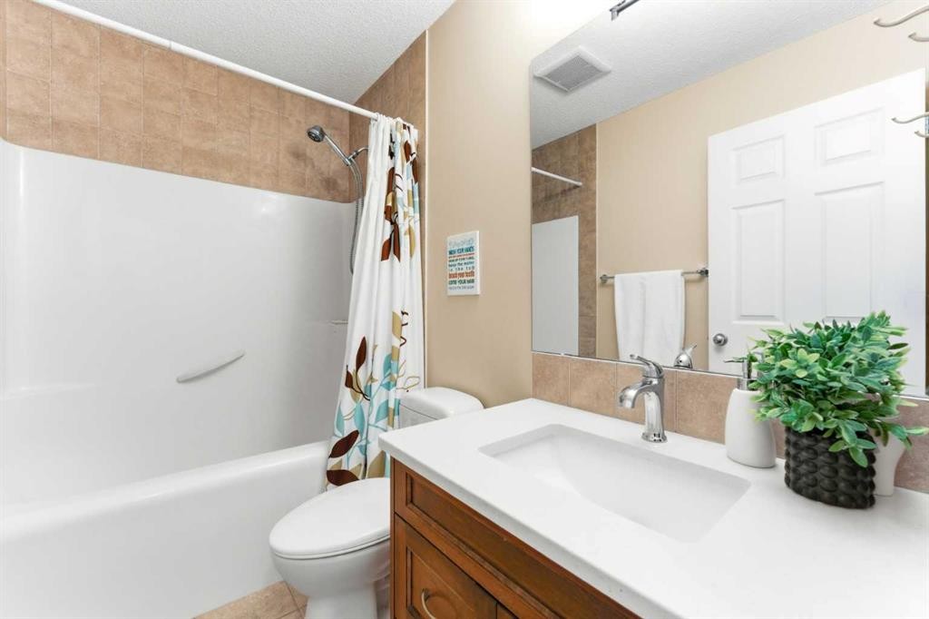 185 Auburn Glen Circle Se, Calgary, AB - Indoor Photo Showing Bathroom