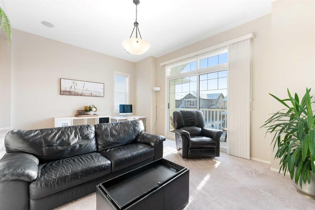 185 Auburn Glen Circle Se, Calgary, AB - Indoor Photo Showing Living Room