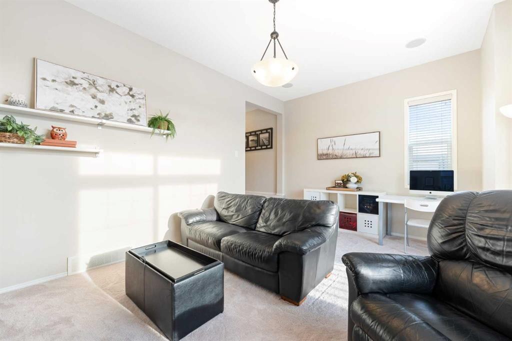 185 Auburn Glen Circle Se, Calgary, AB - Indoor Photo Showing Living Room