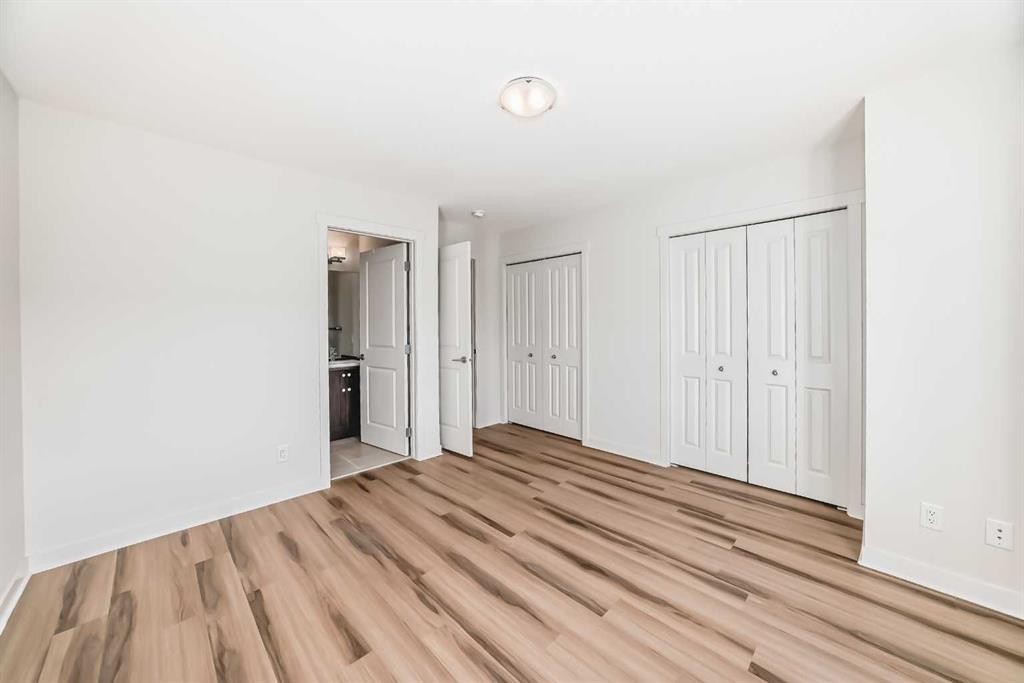 986 Sherwood Boulevard Nw, Calgary, AB - Indoor Photo Showing Other Room
