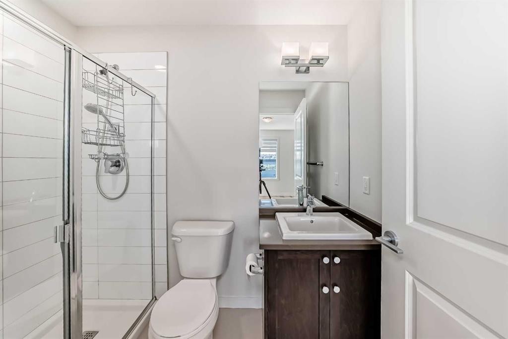 986 Sherwood Boulevard Nw, Calgary, AB - Indoor Photo Showing Bathroom