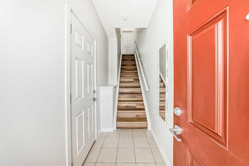 986 Sherwood Boulevard Nw, Calgary, AB - Indoor Photo Showing Other Room