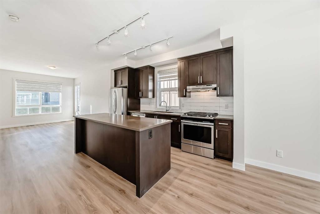 986 Sherwood Boulevard Nw, Calgary, AB - Indoor Photo Showing Kitchen With Stainless Steel Kitchen With Upgraded Kitchen