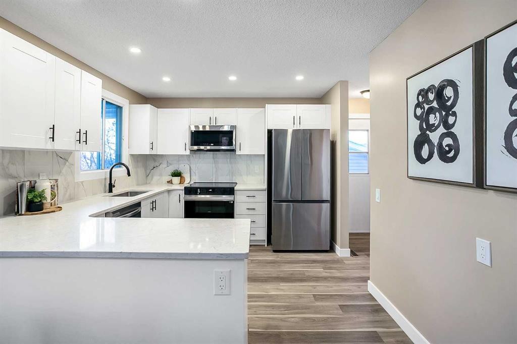 467 Berkley Crescent Nw, Calgary, AB - Indoor Photo Showing Kitchen With Upgraded Kitchen