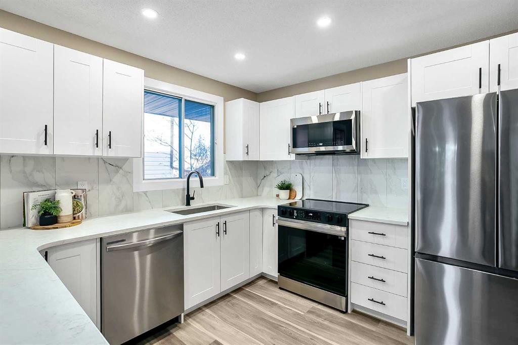 467 Berkley Crescent Nw, Calgary, AB - Indoor Photo Showing Kitchen With Upgraded Kitchen