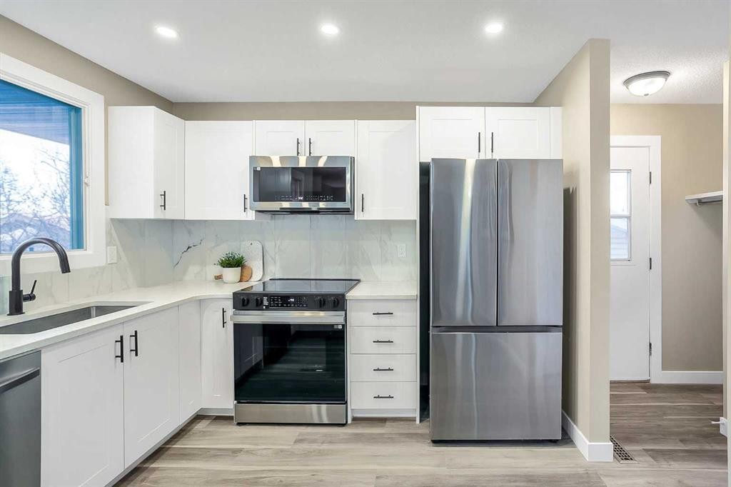 467 Berkley Crescent Nw, Calgary, AB - Indoor Photo Showing Kitchen